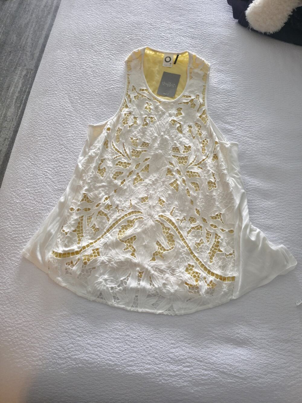 NWT Akemi + Kin Anthropologie filigree lace Sleeveless tank White Yellow Size M
